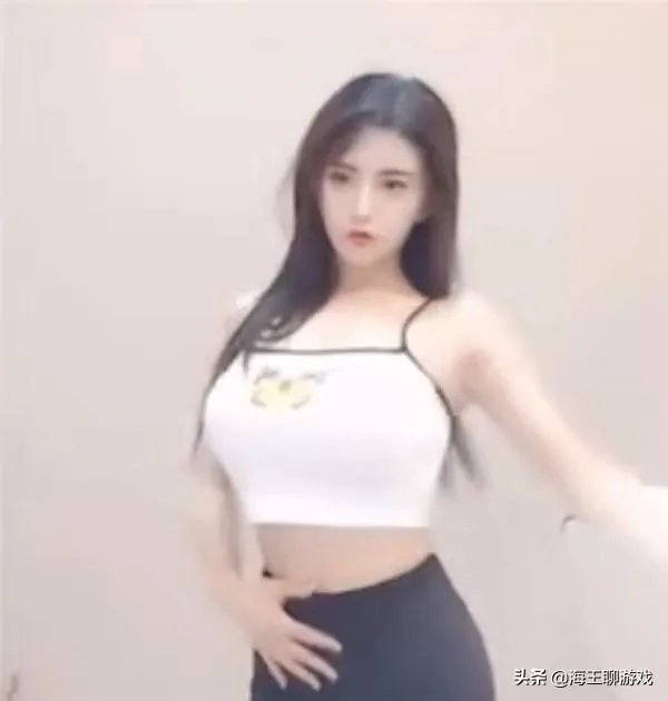 虎牙古阿扎直播肩带掉落,是”事故“,还是有意为之?弹幕满屏问号,对此你怎么看?