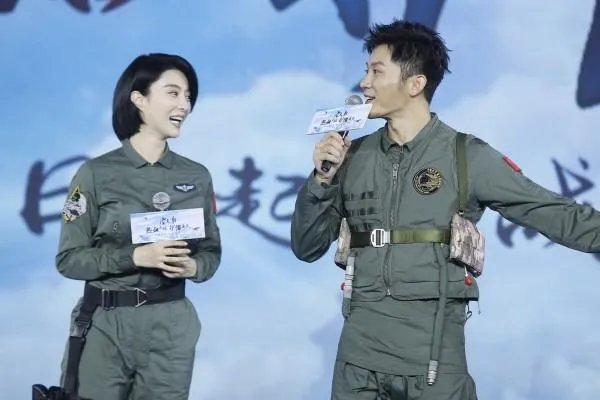 范冰冰机场全家福缺了范丞丞,为了“避嫌”,不在一起,真的是这样?