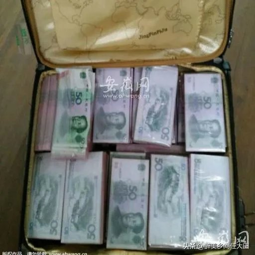 昆明两女子一心买假币致富,无奈假币变冥币,“偷鸡不成”22万打了水漂, 你怎么看?