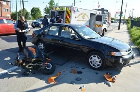 我爸开车正常行驶,后面有人骑摩托车追尾成重伤,要求我家赔偿全部医药费,责任该如何划分?