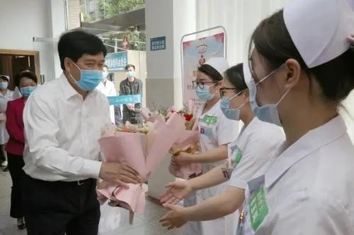 援鄂护士身份造假，人设崩塌的她，究竟怎么了？