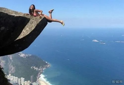 如何看待游客悬崖自拍跌落事件？