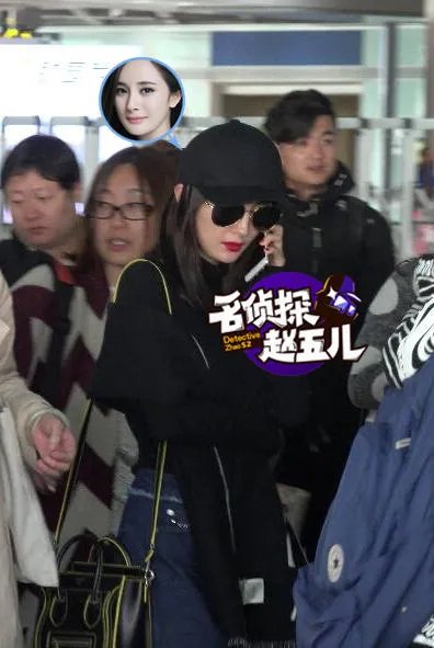 杨幂唇红肤白现身机场 冷漠脸未对刘恺威出轨事件做回应