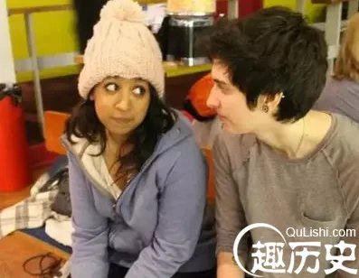 变性后闺蜜成女友 两人相爱终得家人理解