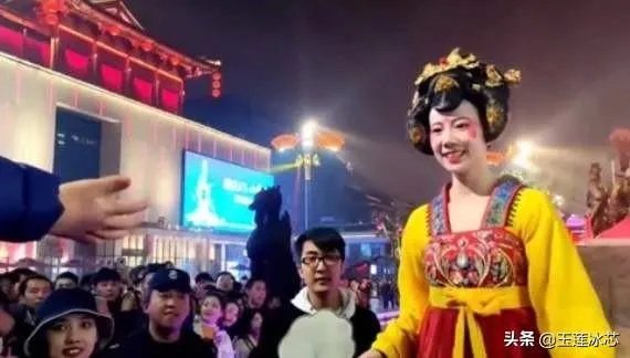 大唐不夜城的不倒翁如此火的原因是什么？