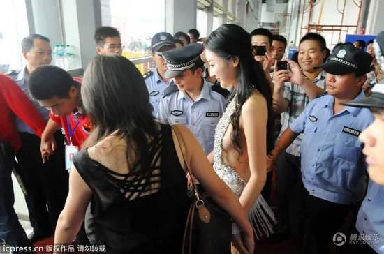 “湿露露”深V爆乳装亮相车展 尺度更胜干露露