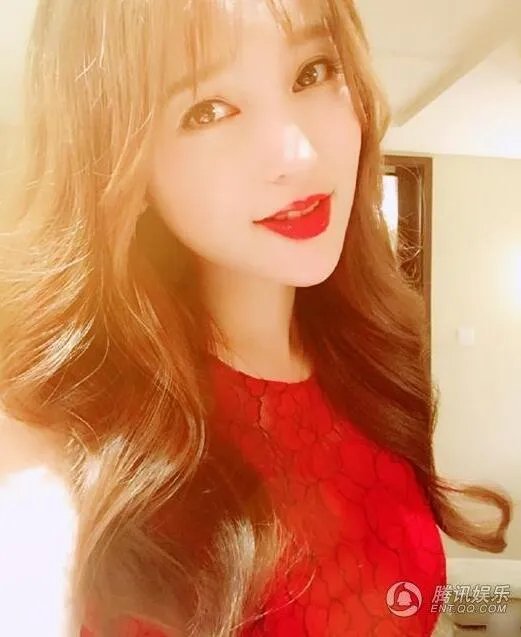 金莎走艳俗风被骂 网友直呼清纯不在不敢直视