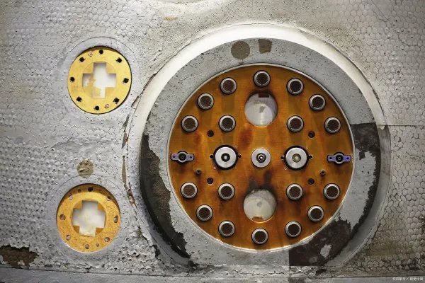 飞船返回舱着陆时，为何不发出着陆位置，而需要大队人马搜寻呢？