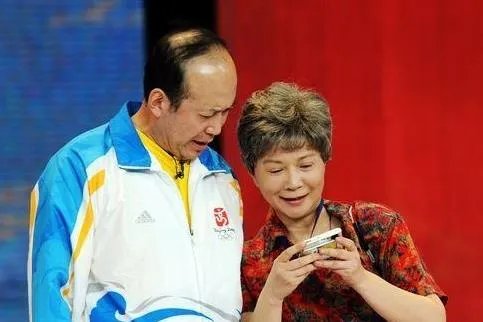 蔡明曝光他儿子叫什么，蔡明和他老公离婚的原因