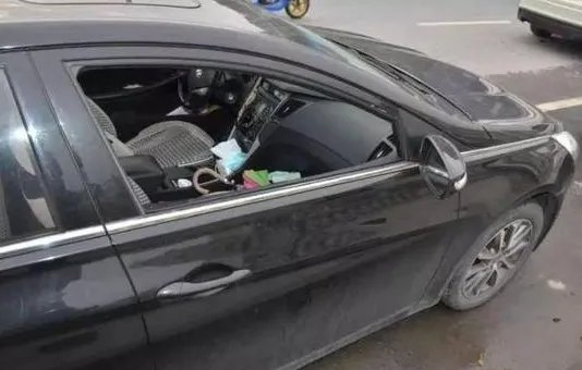 小偷砸7辆车仅仅偷了32元吗？