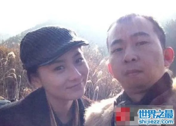 导演巨兴茂的老婆照片曝光，好漂亮(颜值差距太大) 