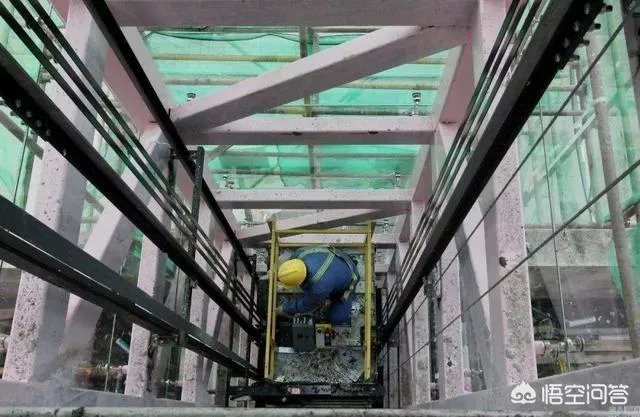 济南一小区乘电梯按次收费，每次5分钱，物业费白交，你怎么看？