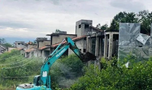 对于云南大理55栋高尔夫别墅被拆除一事,你有何看法?