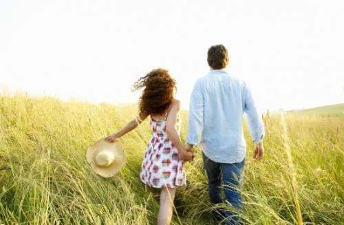 女子恋爱时获赠奔驰分手被判归还，恋爱时赠送的东西分手后该还吗？