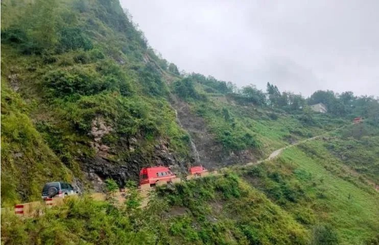 云南巧家泥石流最新更新动态 两家人房子被埋