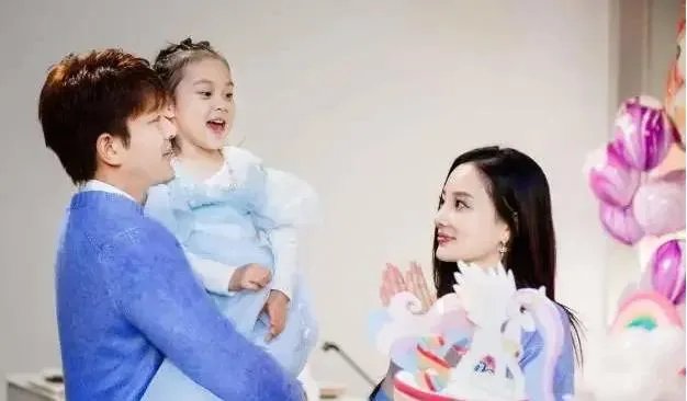 李小璐贾乃亮被拍到离婚后首次合体,你怎么看?