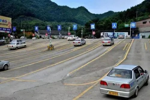 重庆一驾校把练车场设在7层楼顶，可能会引发哪些危险？