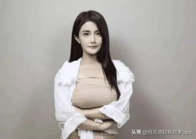 虎牙古阿扎直播肩带掉落,是”事故“,还是有意为之?弹幕满屏问号,对此你怎么看?