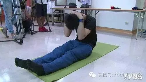 仰卧起坐或致瘫？没那么可怕，但最好别用“抱头式”