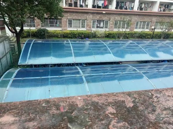 上海一高校女寝阳台被屎空袭,对此你怎么看?