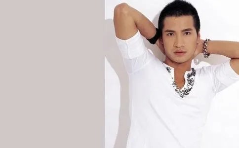 “你见或者不见我，我就在那里，不悲不喜”出自哪首歌？