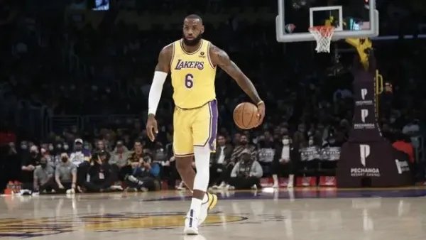 詹姆斯新冠检测呈阳性,目前他的情况如何?