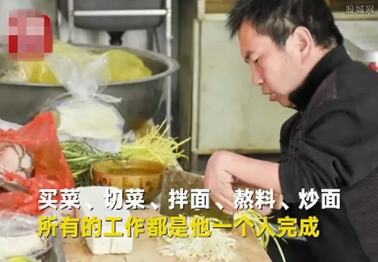 双手残疾日卖炒面 每天坚持工作12小时日挣100元