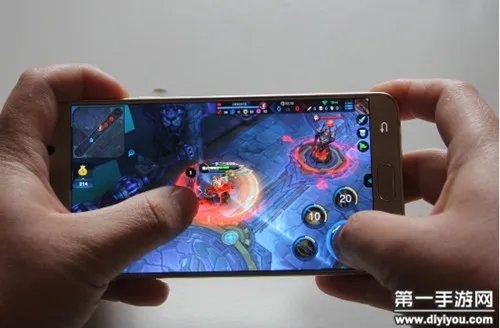 小学生10连跪怒摔手机 要求腾讯赔偿