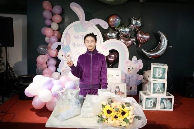 叶一茜13岁女儿庆生,田雨橙身高直逼爸爸,你羡慕了吗?