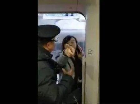 高铁扒门女教师究竟错在哪了？