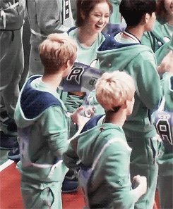 球吴世勋快本可爱颂的动图、还有他其他的动图+图片都可以 要萌啊