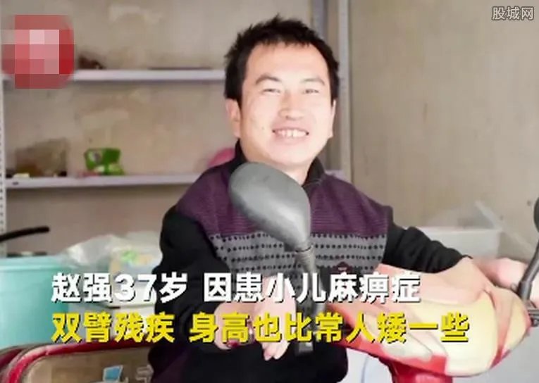 双手残疾日卖炒面 每天坚持工作12小时日挣100元