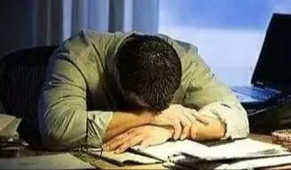 29岁小伙连续熬夜加班致急性脑梗，我们平时在生活中如何防范此类疾病？