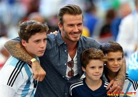 贝克汉姆车祸现场曝光 三菱跑车完全报废损失惨重