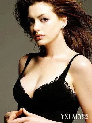 【组斗鱼女主播卡卡直播中无畏露点走光丰满上围吃什么