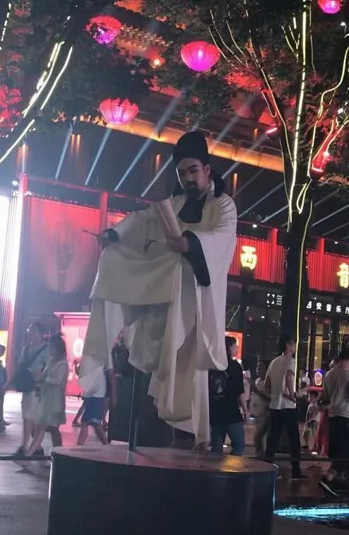 大唐不夜城的不倒翁如此火的原因是什么？