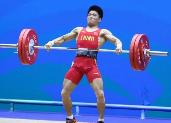 举重远动员李发彬建议全民健身，此举的原因是什么？