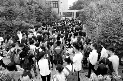 河南一考生入场前身份证掉下水井盖里,老师直接跳了下去取回身份证,你怎么看?