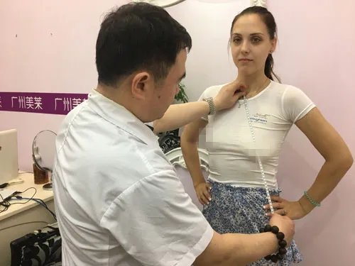 90后美女乳房垂成“高低胸”