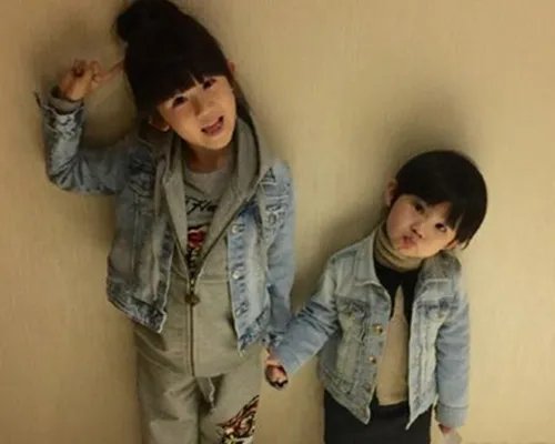 陆毅的女儿照片曝光 网友惊呼两姐妹一模一样