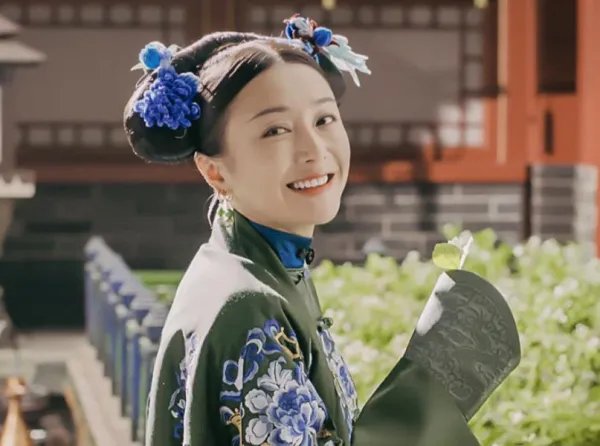 秦岚晒照庆祝42岁生日，照片中她的皮肤状态如何？