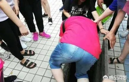 河南一考生入场前身份证掉下水井盖里,老师直接跳了下去取回身份证,你怎么看?