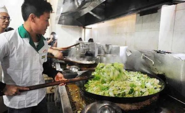 学校食堂员工用脚洗菜，校方辞退该员工，为何网友对于这一处罚不认可？