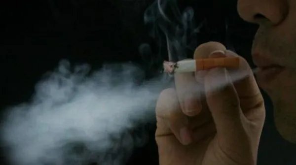 托人买了50条香烟，竟全是假的，销售假烟是否犯法？