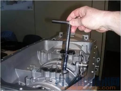 自动变速箱阀体总成拆卸与安装（教程图解）