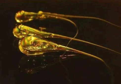 子弹都打不碎的“鲁珀特之泪”为何一捏尾部就碎了？