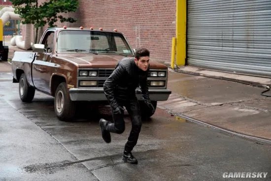 《哥谭》第五季剧照：企鹅人芭芭拉火并 少爷玩潜行