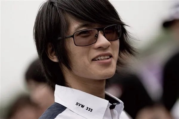 韩寒的文章真的跟方舟子说的一样找人代笔的吗?