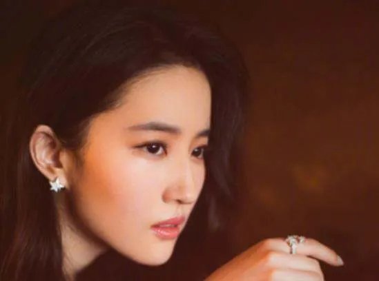 为什么大家一致认为刘亦菲五官一般，但气质却很好？