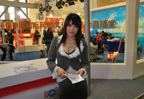 【跟踪】梦情女秘书“毛毛”现场走秀（多图）